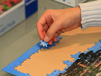 R�ckwand des Bilderrahmens dient als Unterlage zum puzzeln
