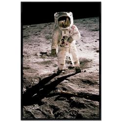 Poster mit Rahmen - Edwin Aldrin walking on the lunar surface - Apollo Moon Mission