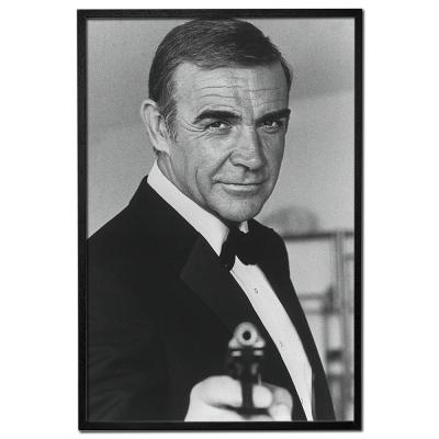 Poster mit Rahmen - Sean Connery 1982 während der Dreharbeiten zum Film &quot;Never Say Never Again&quot; 