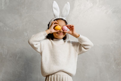 Osterbasteln mit Kindern – Wandschmuck mit echten Ostereiern